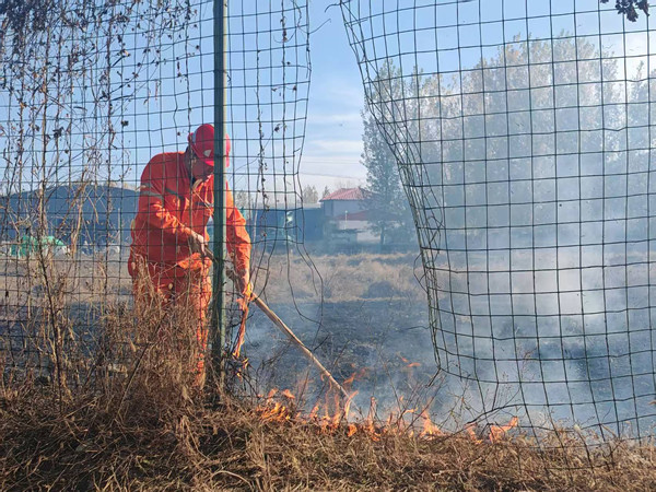 边沟灭火_副本.jpg 边沟灭火_副本.jpg