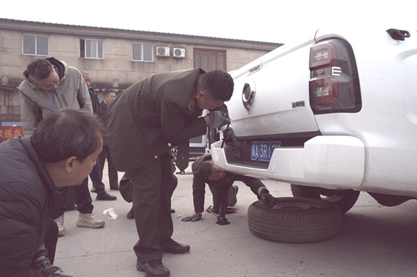 修车.jpg 修车.jpg