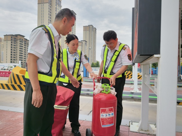 双节巡检2_副本.jpg 双节巡检2_副本.jpg