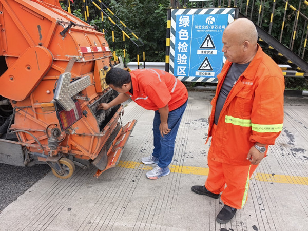 车辆检查_副本.jpg 车辆检查_副本.jpg