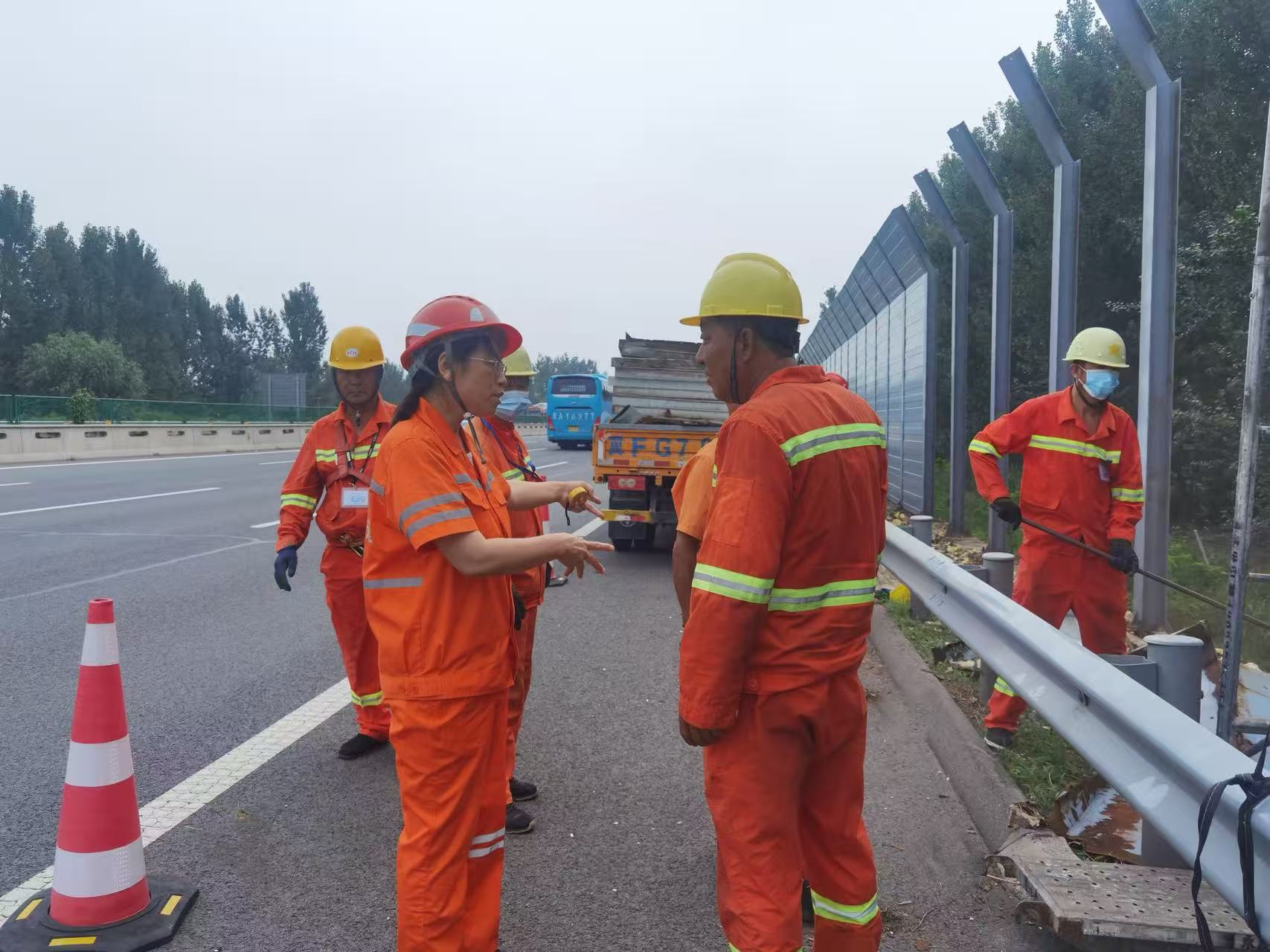 郭丽芳在养护一线安装声屏障.jpg 郭丽芳在养护一线安装声屏障.jpg