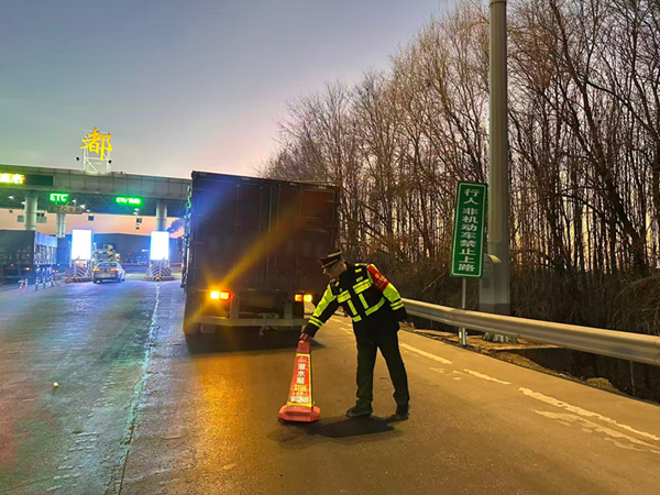 20260114货车高速口爆胎 望都站紧急驰援 (稿).jpg